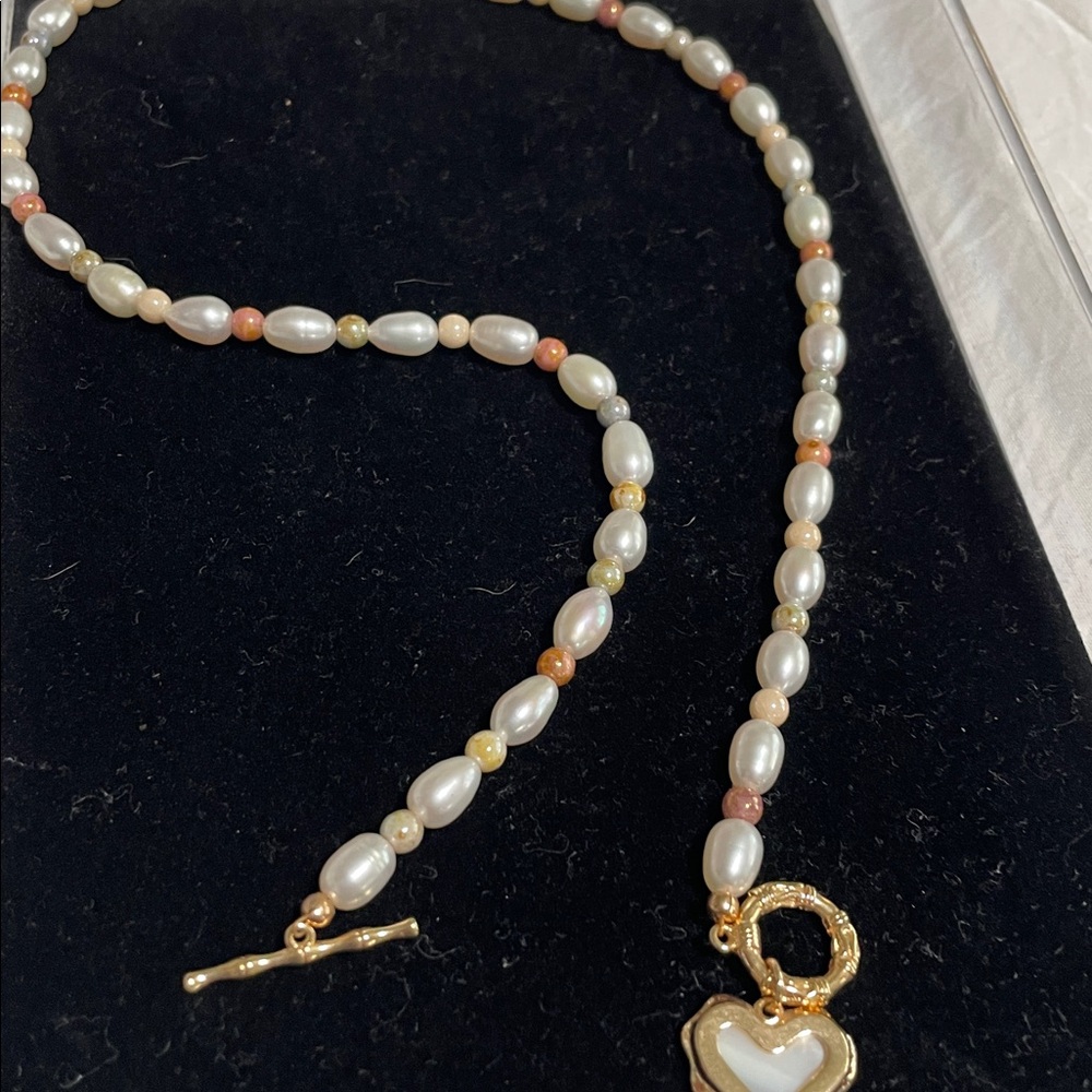 Elegant Fresh Water Pearls and Mother of Pearl Heart Necklace. - Picture 2 of 3